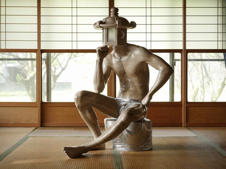 Yoshiaki Inoue Galleryにて、彫刻家・青野セクウォイアの個展「Face to Reality」。石灯篭から発想を得た作品を発表。