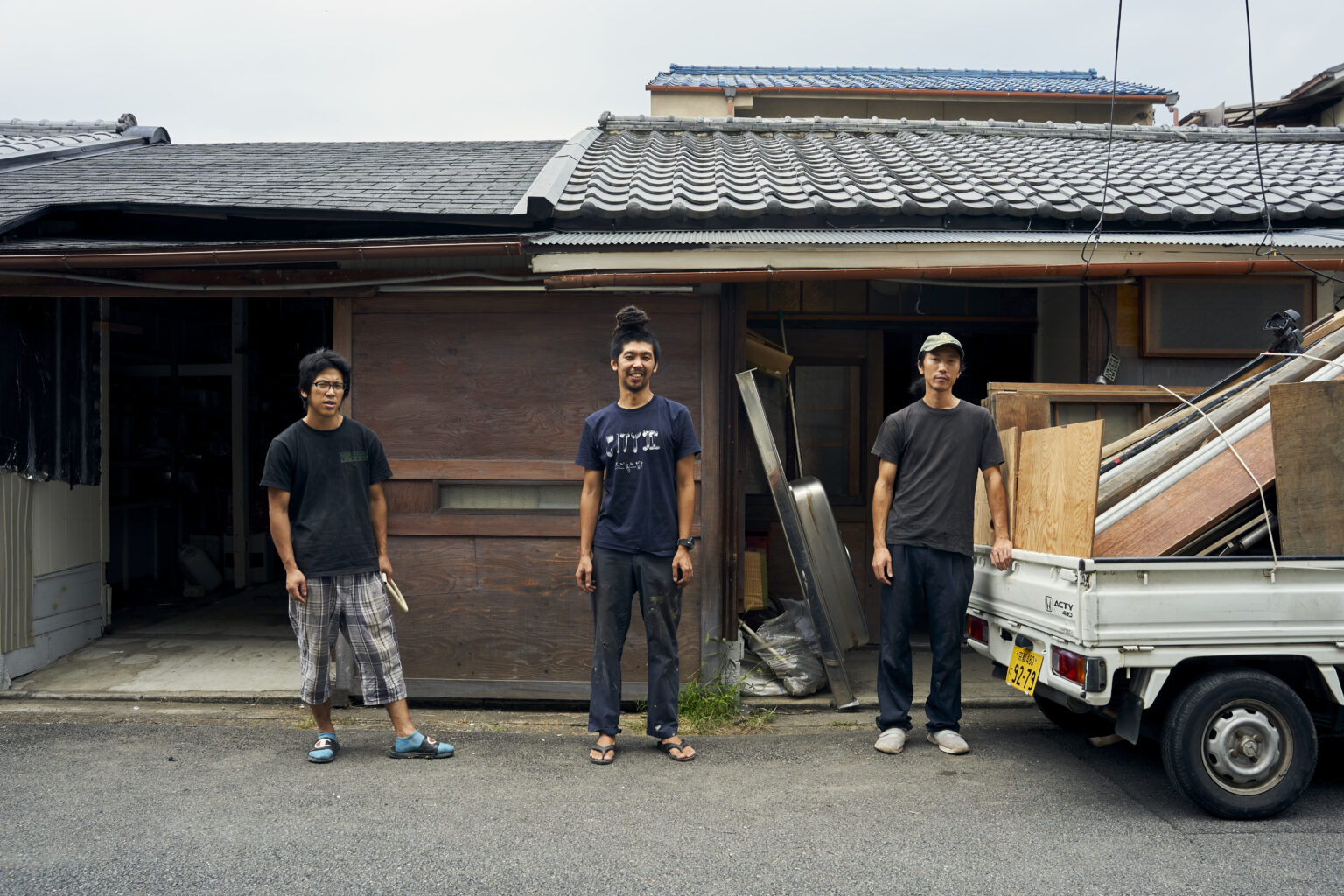 hyslomによる新作映画「美整物　輝かせる時間の黄金」の公開試写会、シネ・ヌーヴォにて。作業場の解体工事に参加しその過程を記録した作品。