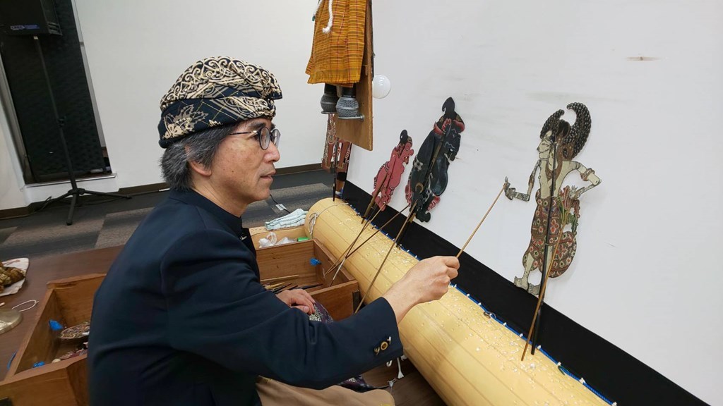 大阪で3年ぶり、ワヤン人形遣いの名手・梅田英春が魅了するバリの影絵人形芝居が、西淀川区民会館で上演。