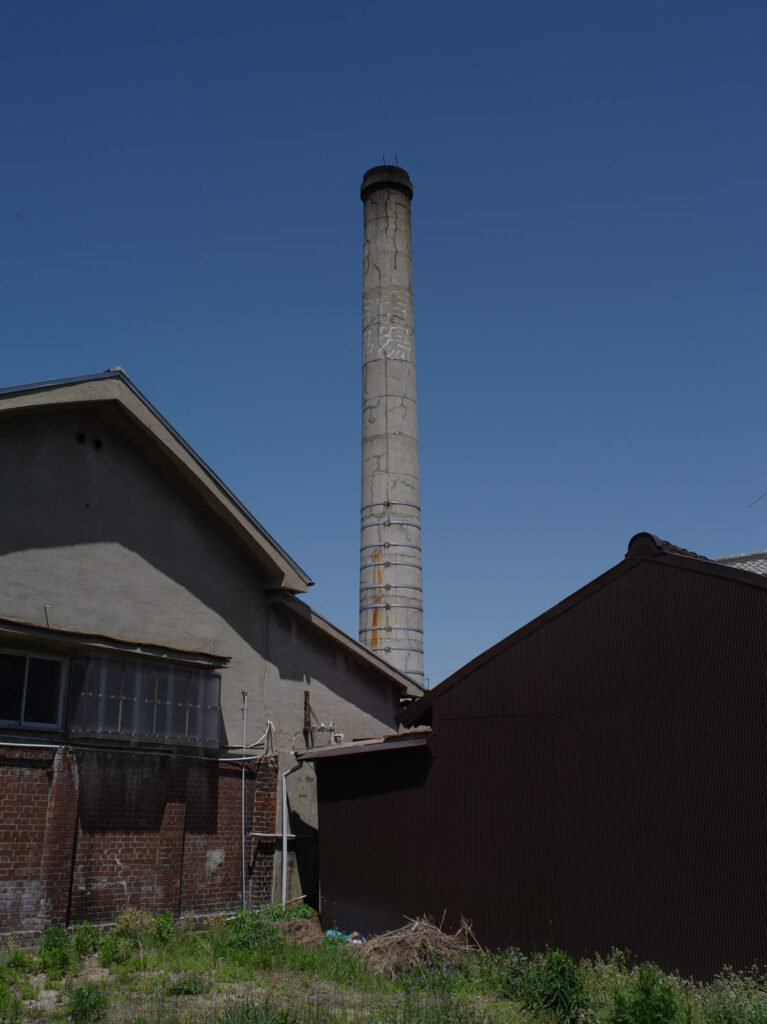 街なかの煙突を20年以上撮り続ける山田芳正の「煙突」展、ギャラリー・ソラリスにて開催。