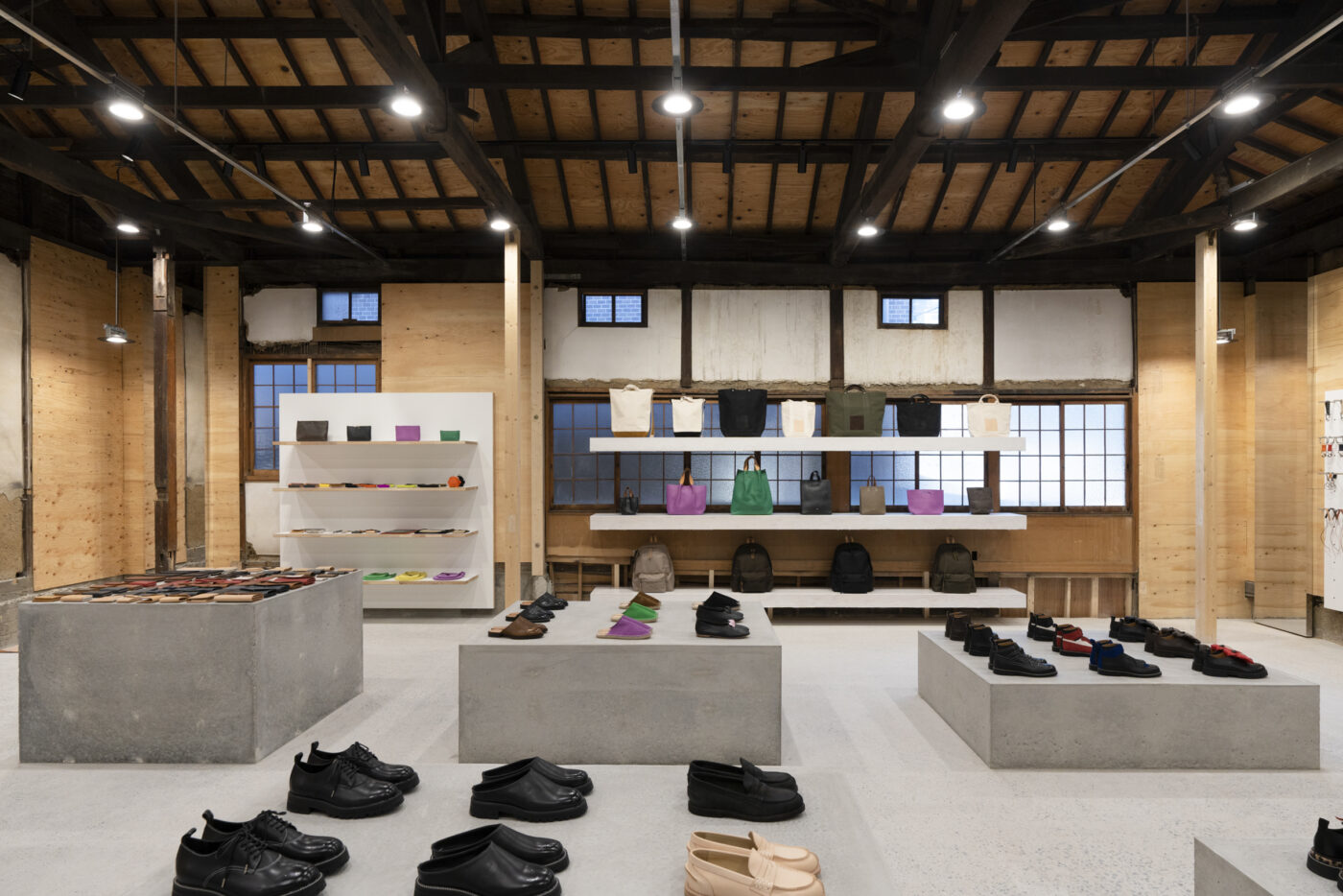 Hender Scheme関西初の直営店「スキマ 大阪」がオープン。 建築家・元木大輔が築60年以上の木造平家を「加装」した空間に、 フルラインナップのコレクションが展開される。