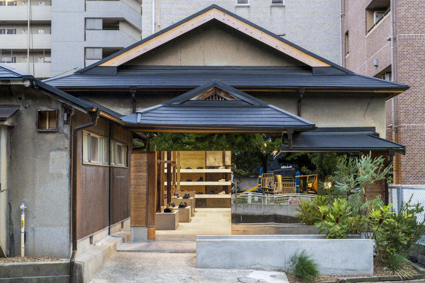 Hender Scheme関西初の直営店「スキマ 大阪」がオープン。 建築家・元木大輔が築60年以上の木造平家を「加装」した空間に、 フルラインナップのコレクションが展開される。