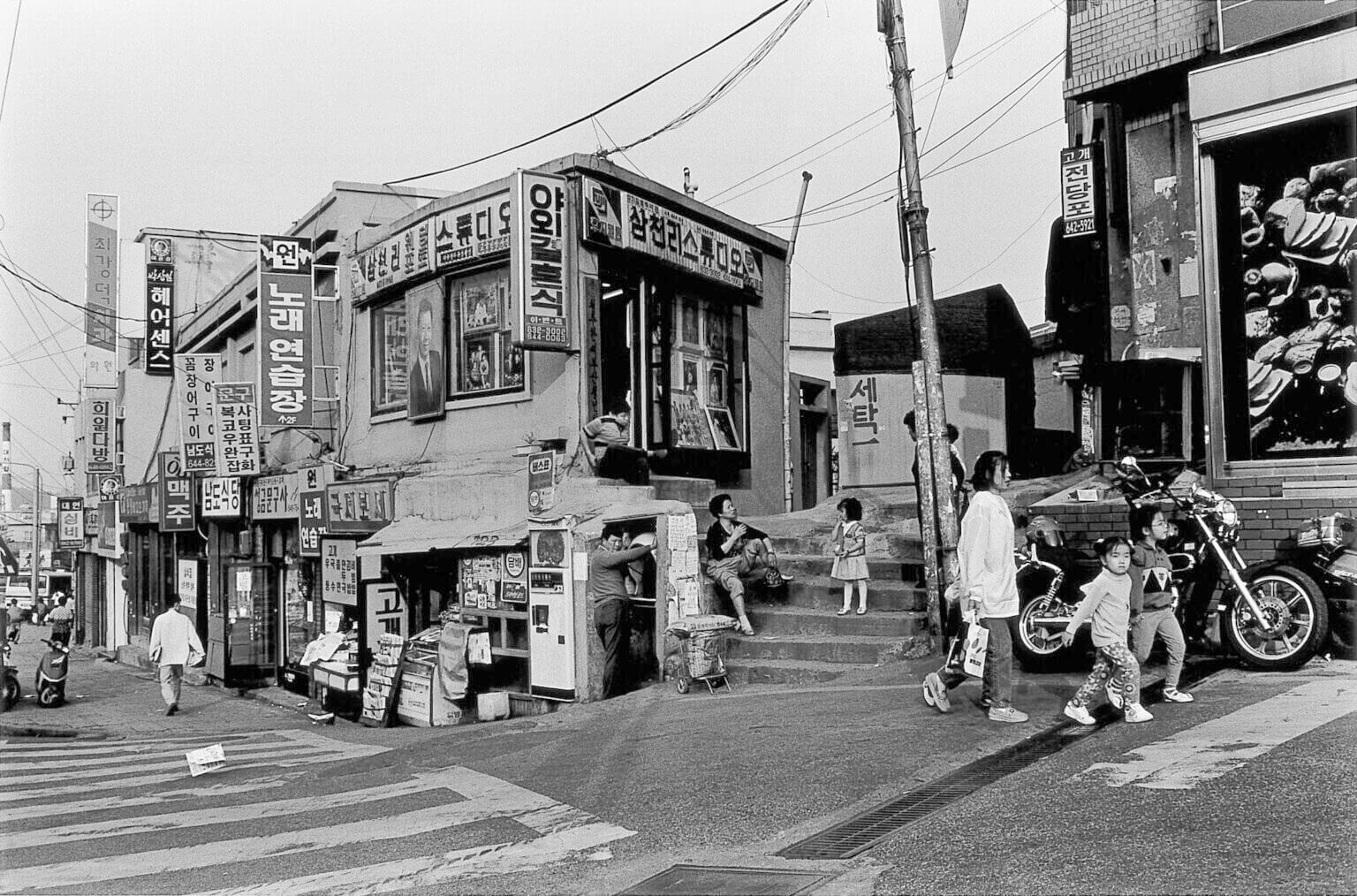 尾仲浩二 写真展「10 Days　釜山 1996年」、ギャラリー・ソラリスにて開催。釜山を訪れ撮影した写真を、20数年を経て再セレクト、プリントし展示。