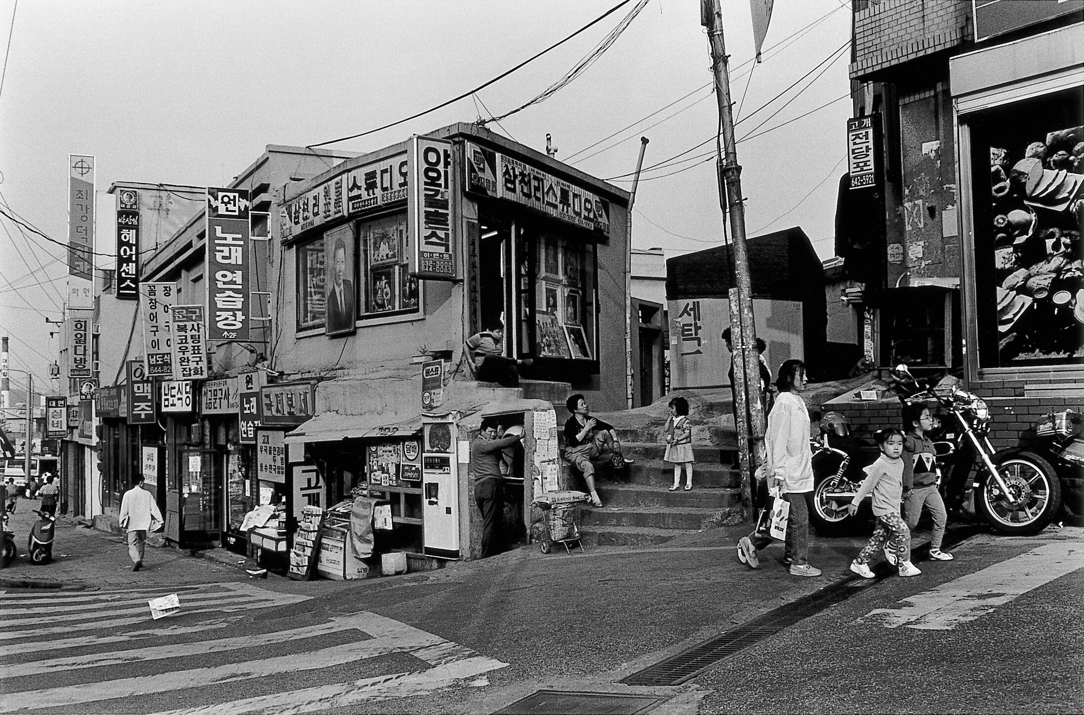 尾仲浩二 写真展「10 Days 釜山 1996年」、ギャラリー・ソラリスにて開催。釜山を訪れ撮影した写真を、20数年を経て再セレクト、プリントし展示。  | paperC