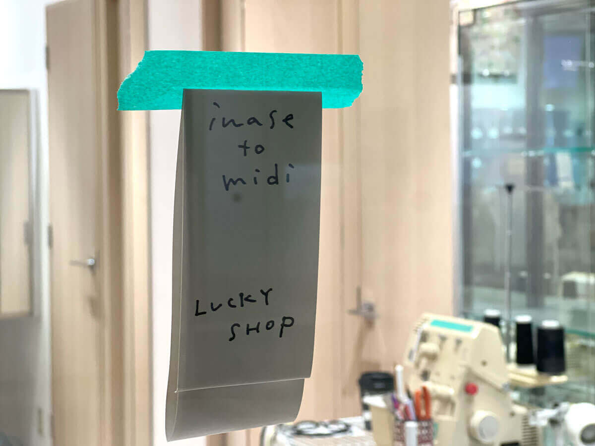 フェスティバルタワーウエストに、制作から完成までの プロセスを“見える化”するイベントスペース「LUCKY SHOP」が 期間限定オープン。こけらおとし展「iwase to midi」も開催中。