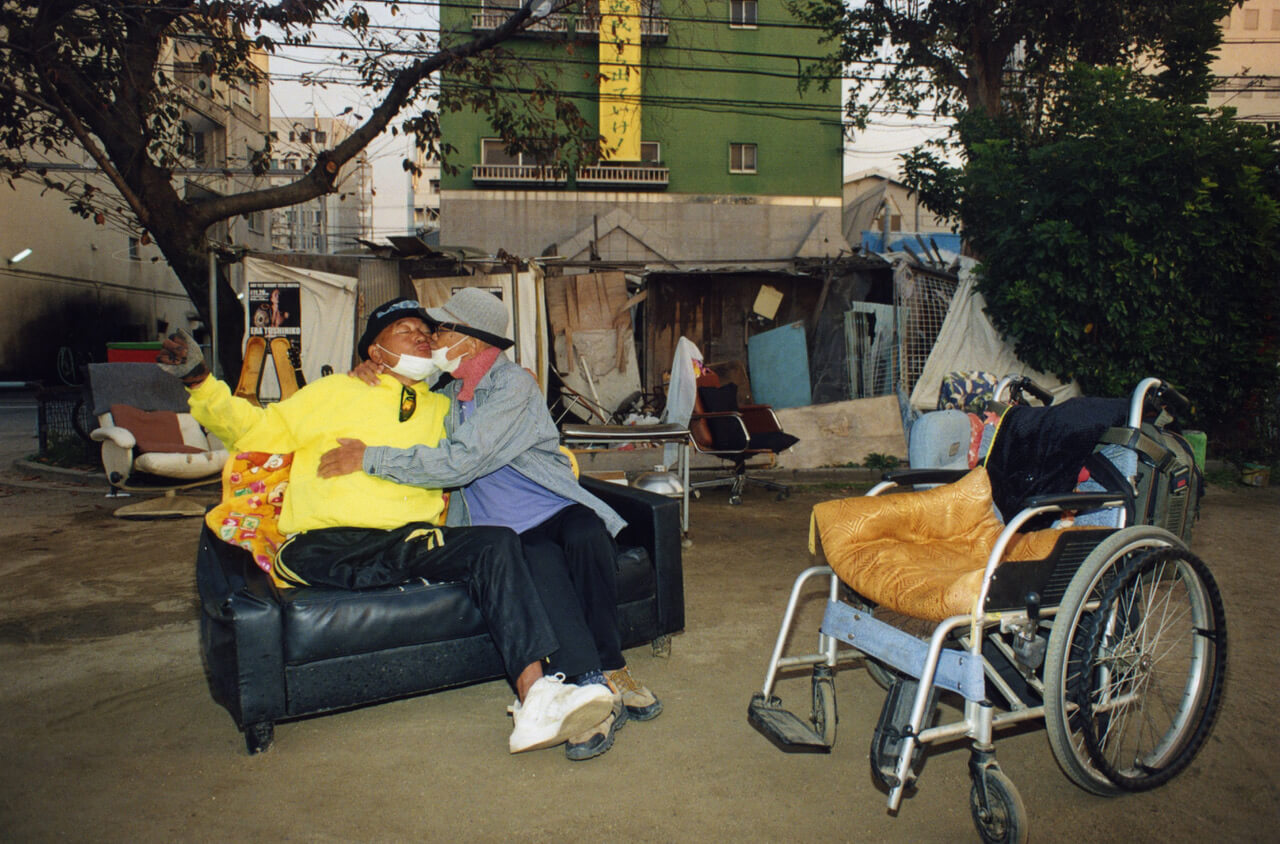 元田敬三の写真展「麦酒・焼酎・缶チューハイ」、ビジュアルアーツギャラリーにて11月5日から開催。釜ヶ崎・三角公園と周辺の路上で撮影した写真群。