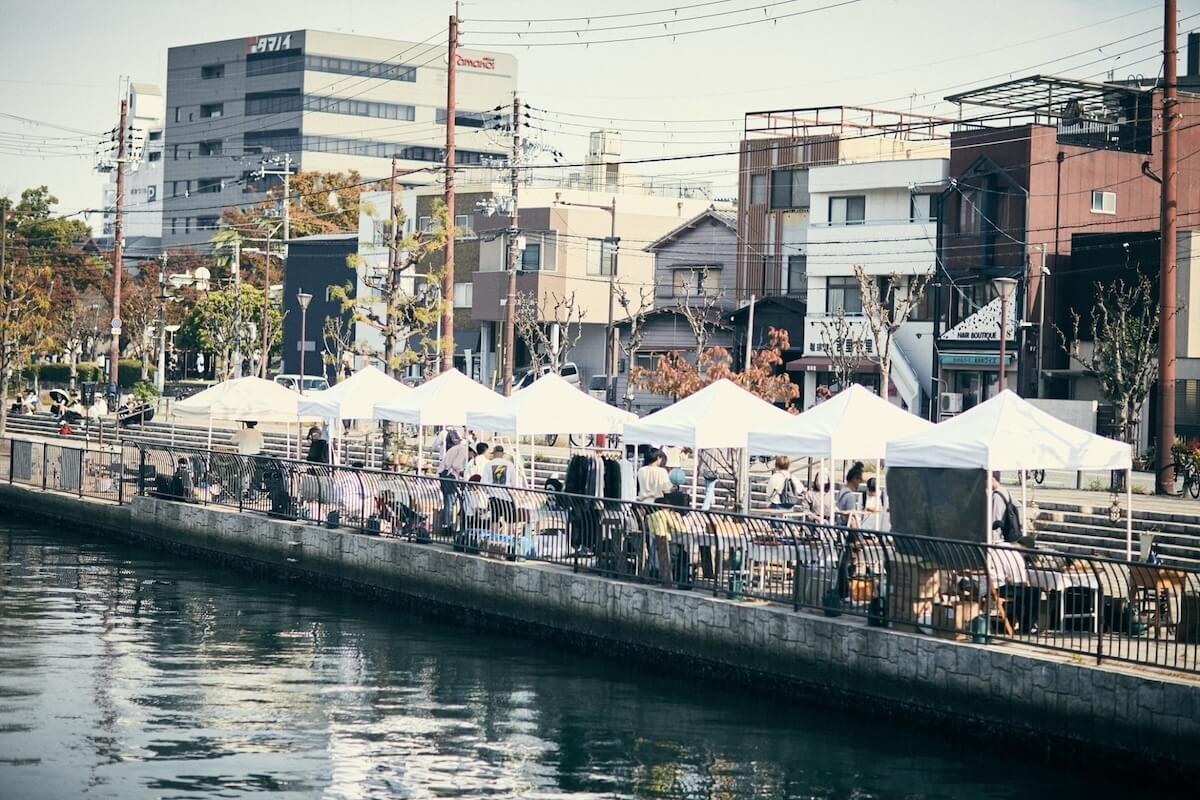 堺戎島DOCKで、11月24日（日）に 「エビスジマ　コテ　リビエール蚤の市」が開催。 “おいしい”と“楽しい”が川沿いに集まる。