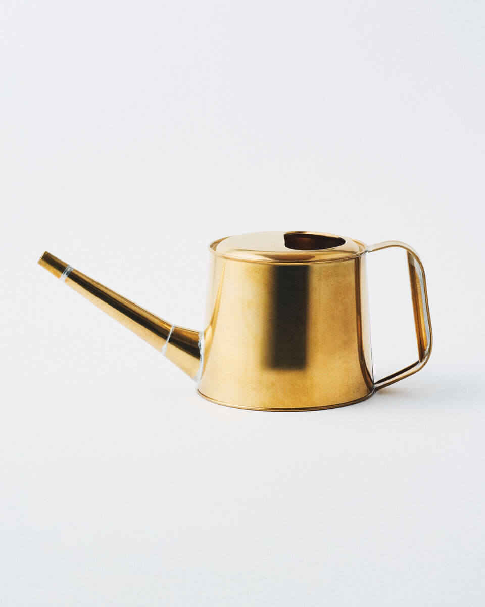 イギリス人プロダクトデザイナー、ジャスパー・モリソンの作品展示と《Watering Jug》の国内初受注販売会が、ATAKAにて開催中。