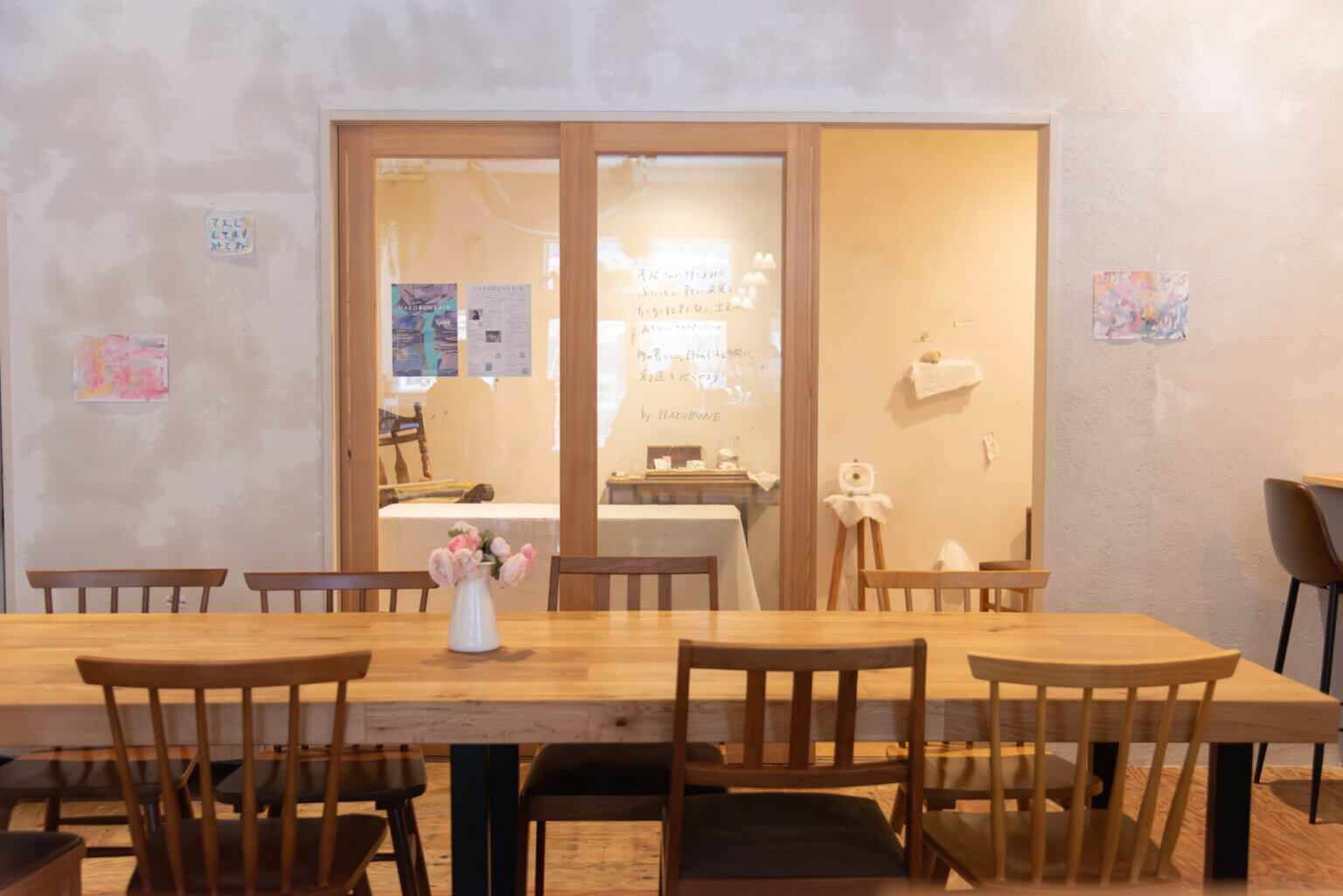 REVIEW|場や人との関係から表現を紡ぐ——下浦萌香「HAKOBUNE AIR」成果発表展