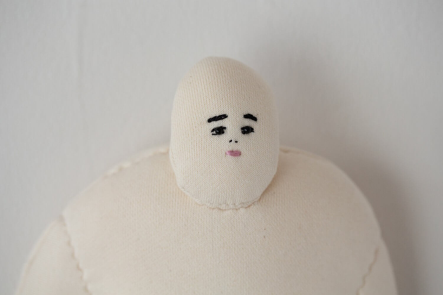 遠藤和希子の大阪での初個展「Unmade」、Calo Bookshop & Cafeにて開催。アクリル絵画と立体作品を通して、自分だけの「人間」をつくる。