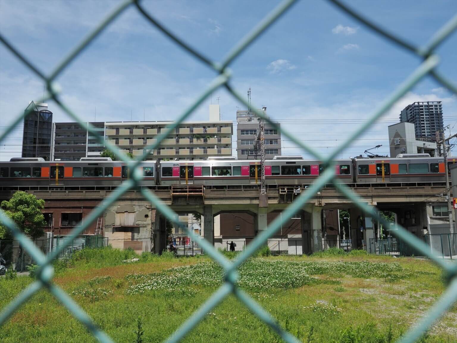 大阪環状線が織りなす風景を7年にわたり撮影した写真約100枚を展示。佐々木修宏写真展「大阪感情線」、ギャラリー・アビィにて。