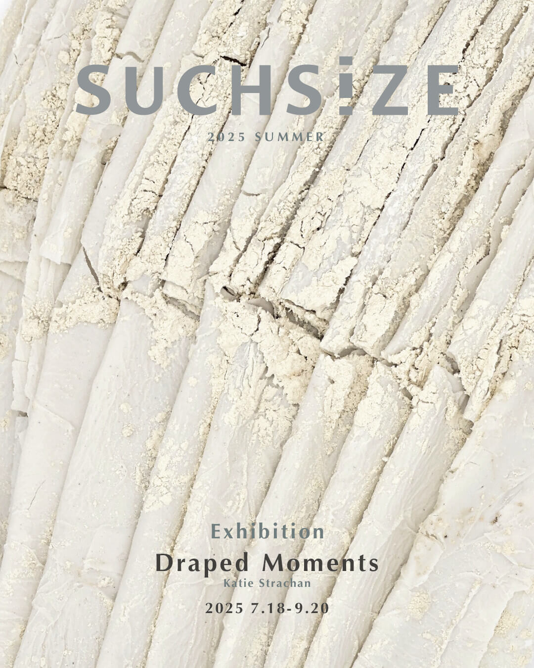 オープンアートラボ・SUCHSIZEにて、2025年夏展「Draped Moments」開催。薄く延ばした陶土や粉状にした陶土の積層を通して、時間のはかなさと記憶の継承を表現するケイト・ストラカンの作品を紹介。