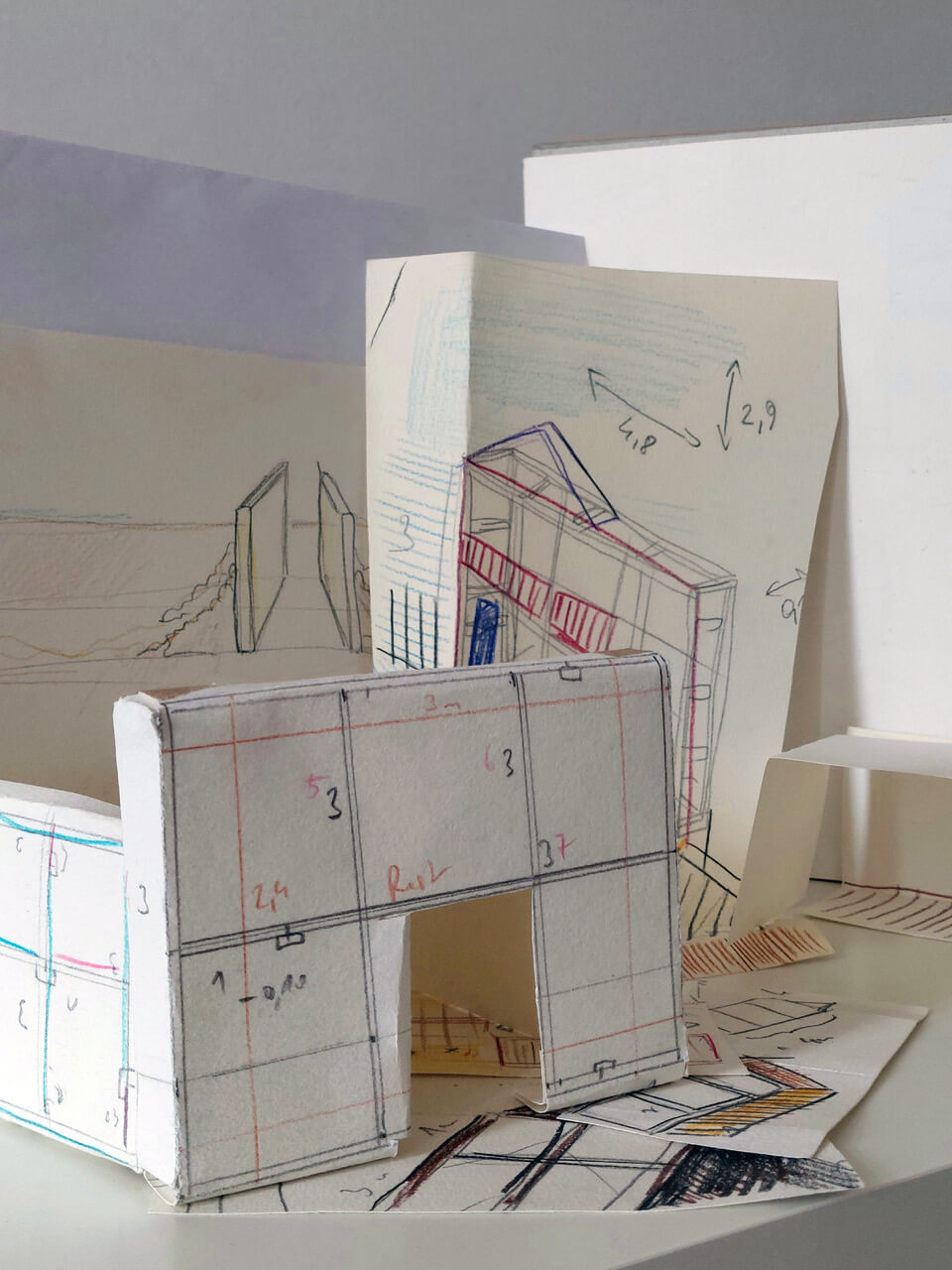 ウィーンを拠点とするアーティスト、Linus Rieplerの個展「Scenes from a passage」が、CASにて8月23日より開催。CASの建築と周辺環境に呼応したサイトスペシフィックなインスタレーションを発表。