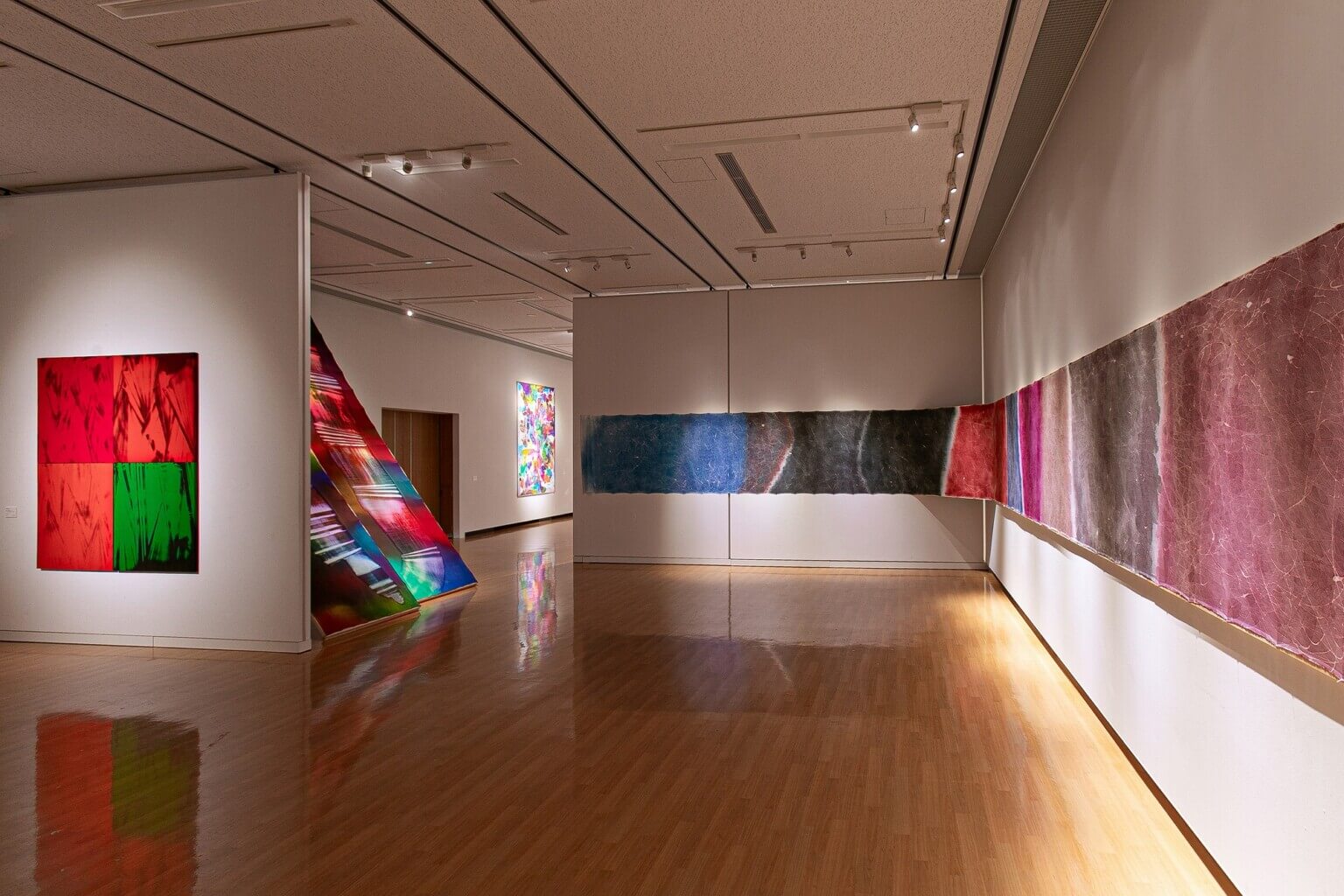 染色の手法を軸に、工芸と美術の狭間を探究する加賀城健の個展「ニュー・ストロークス」、the three konohanaにて10月18日から開催。「Strokes」シリーズの最新作を中心に展示。