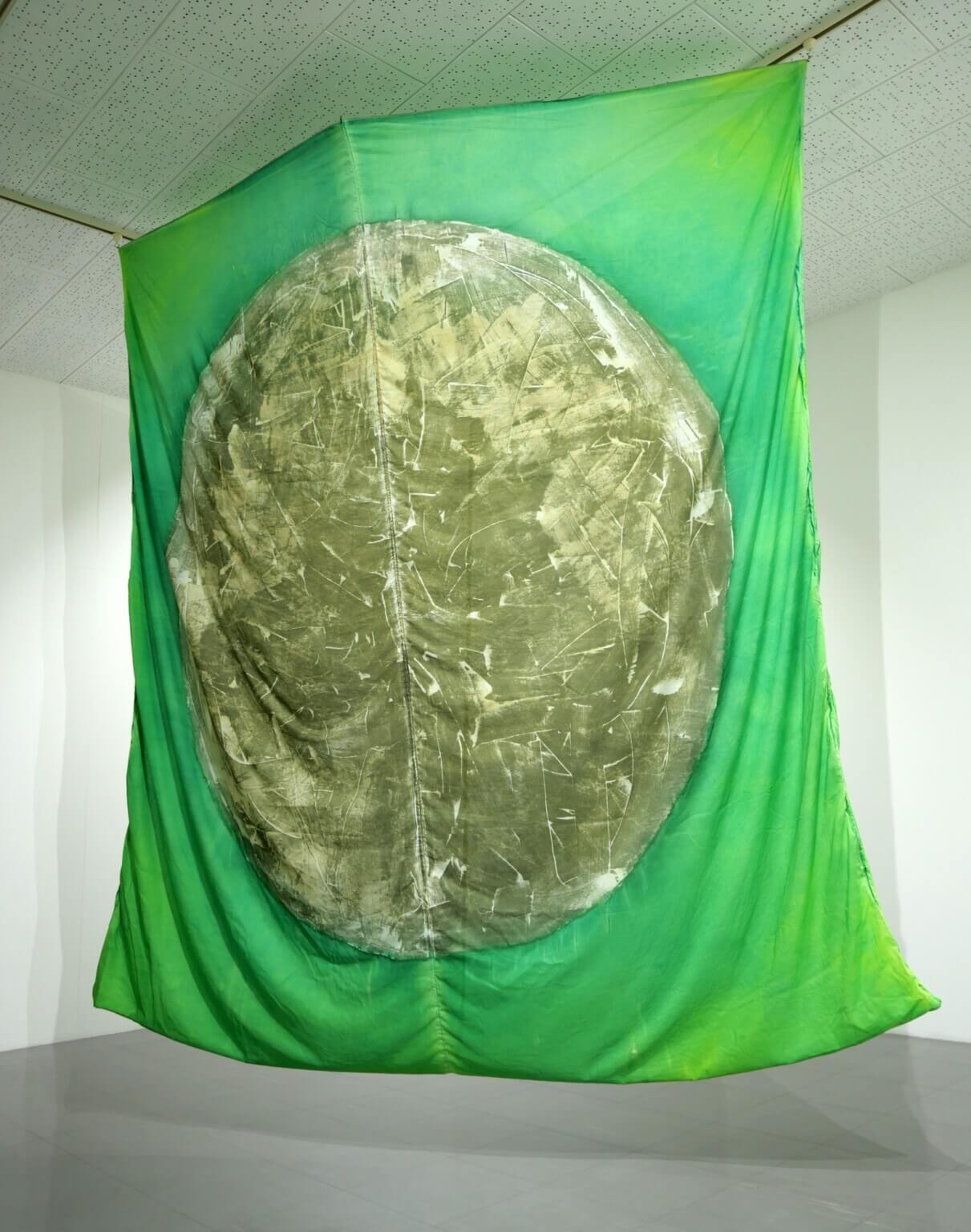 染色の手法を軸に、工芸と美術の狭間を探究する加賀城健の個展「ニュー・ストロークス」、the three konohanaにて10月18日から開催。「Strokes」シリーズの最新作を中心に展示。