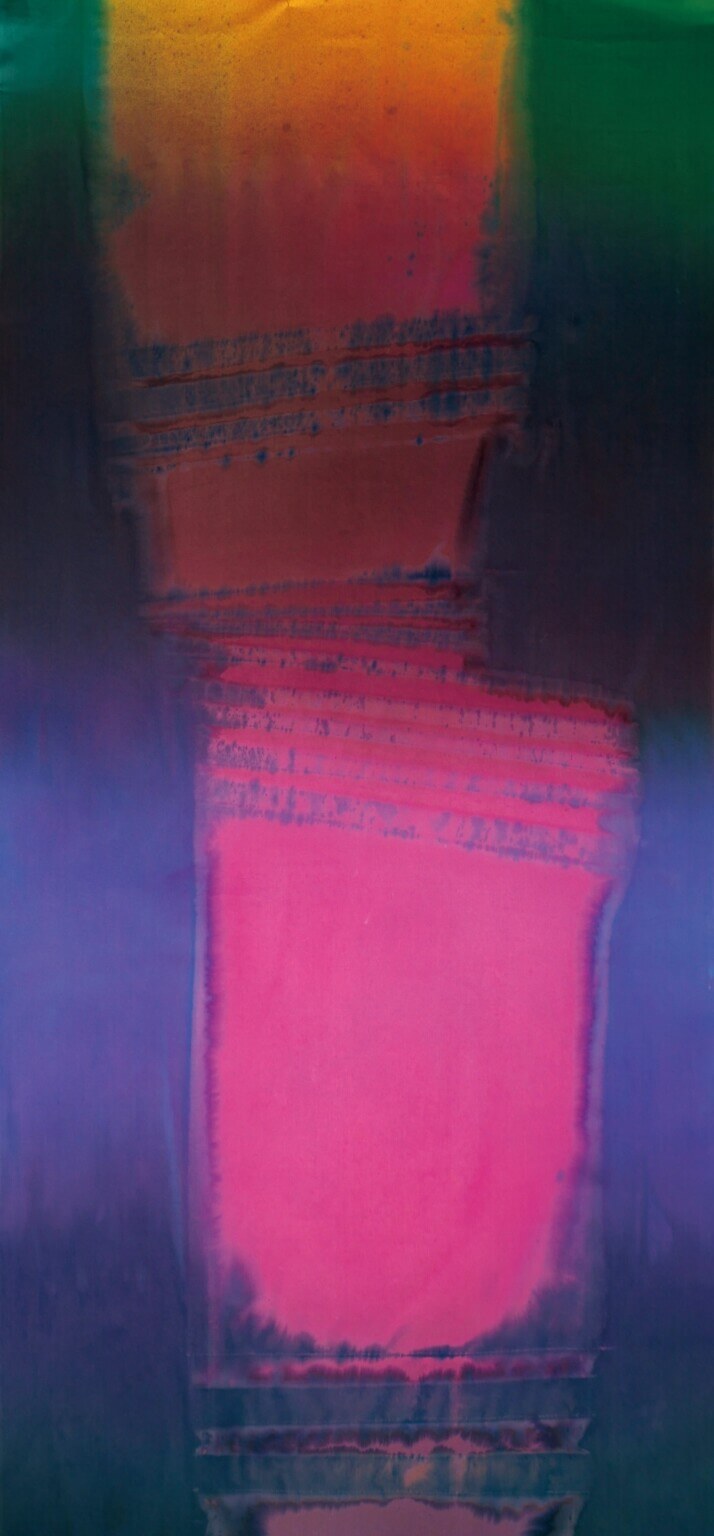 染色の手法を軸に、工芸と美術の狭間を探究する加賀城健の個展「ニュー・ストロークス」、the three konohanaにて10月18日から開催。「Strokes」シリーズの最新作を中心に展示。