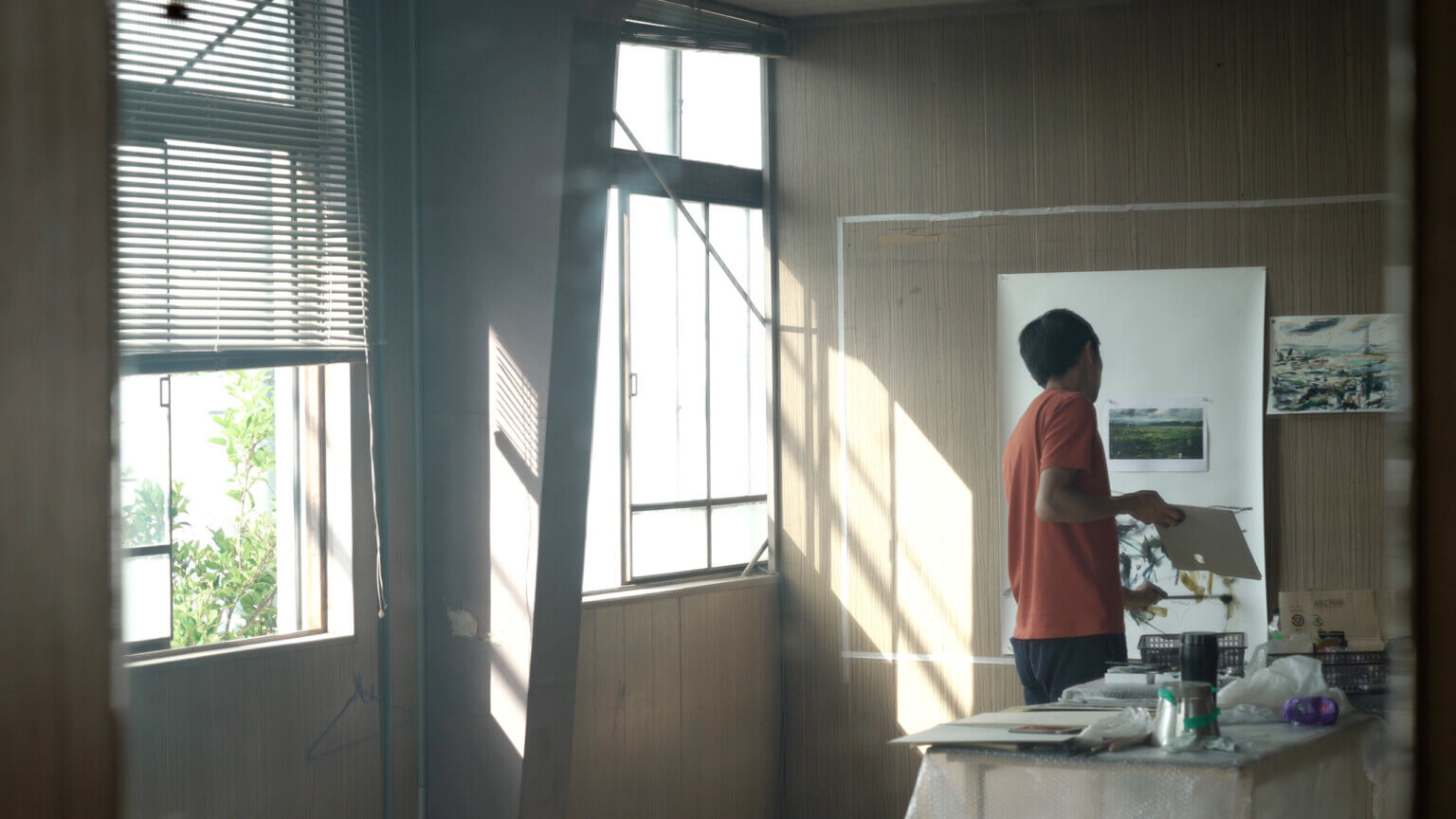 宮城県の作家・菊池聡太朗の関西初個展「余りの風景」、千鳥文化にて10月25日から開催。自然の中にある人間の痕跡や荒れ地を描いた作品など。