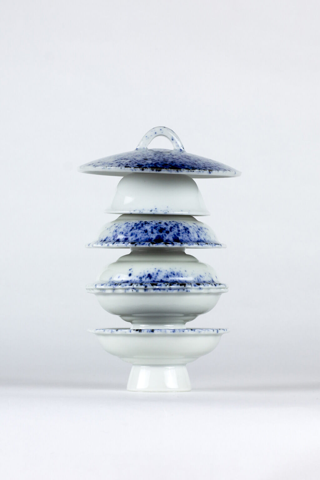 上出惠悟の個展「B-P-F」、Yoshimi Artsにて12月6日から開催。九谷焼の産地で製造され流通している磁器製食器を用いた彫刻作品を発表。