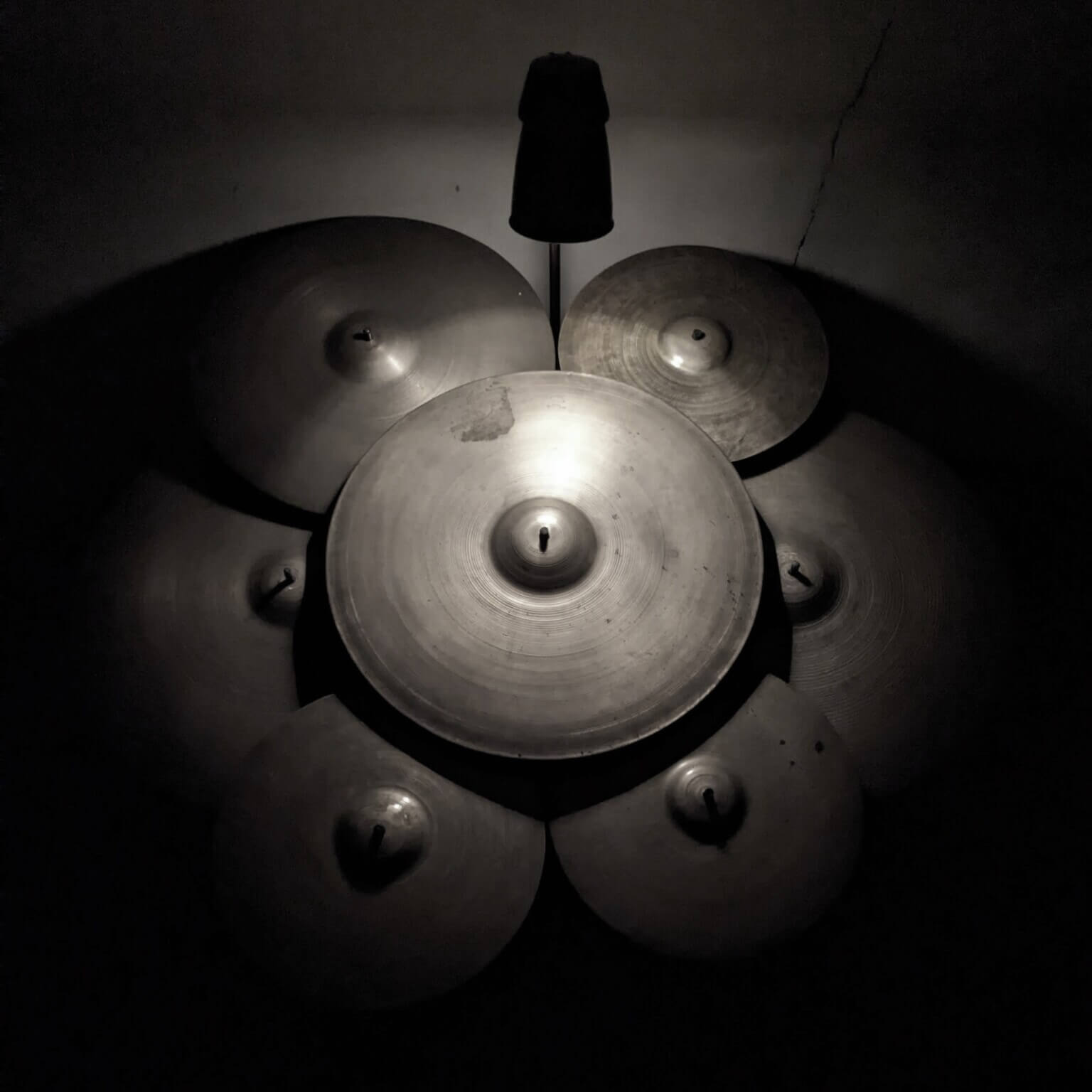 四三館にて、「− 森羅万象を抽象する 2 −」開催。演奏はYoshimiOと七円体ほか。大井戸猩猩と日本図案館による展示も。