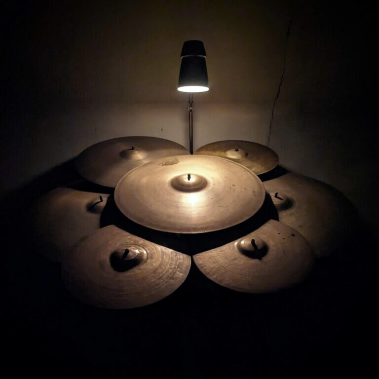 四三館にて、「− 森羅万象を抽象する 3 −」開催。宇都宮泰によるホワイトノイズの彫刻演奏など。