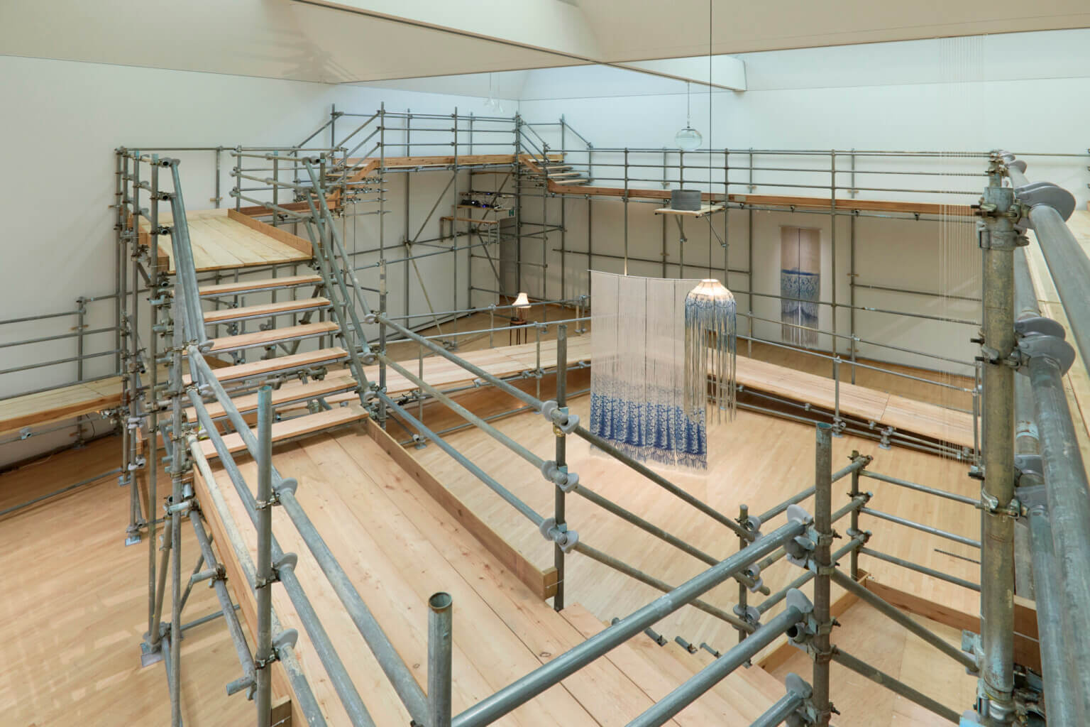 REVIEW｜水をふくんで吐き出さない——梅田哲也・呉夏枝「湿地」によせて