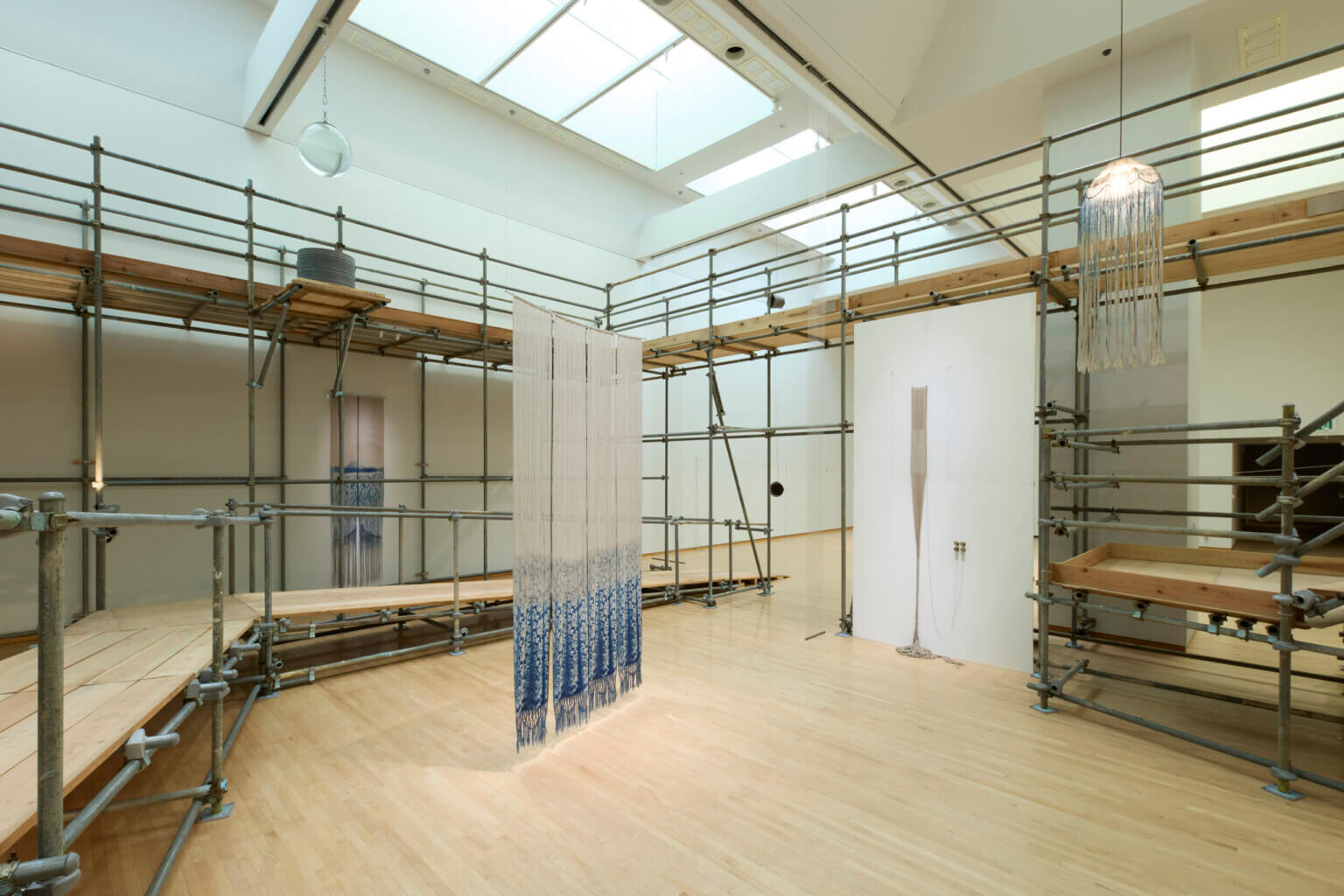 REVIEW｜水をふくんで吐き出さない——梅田哲也・呉夏枝「湿地」によせて