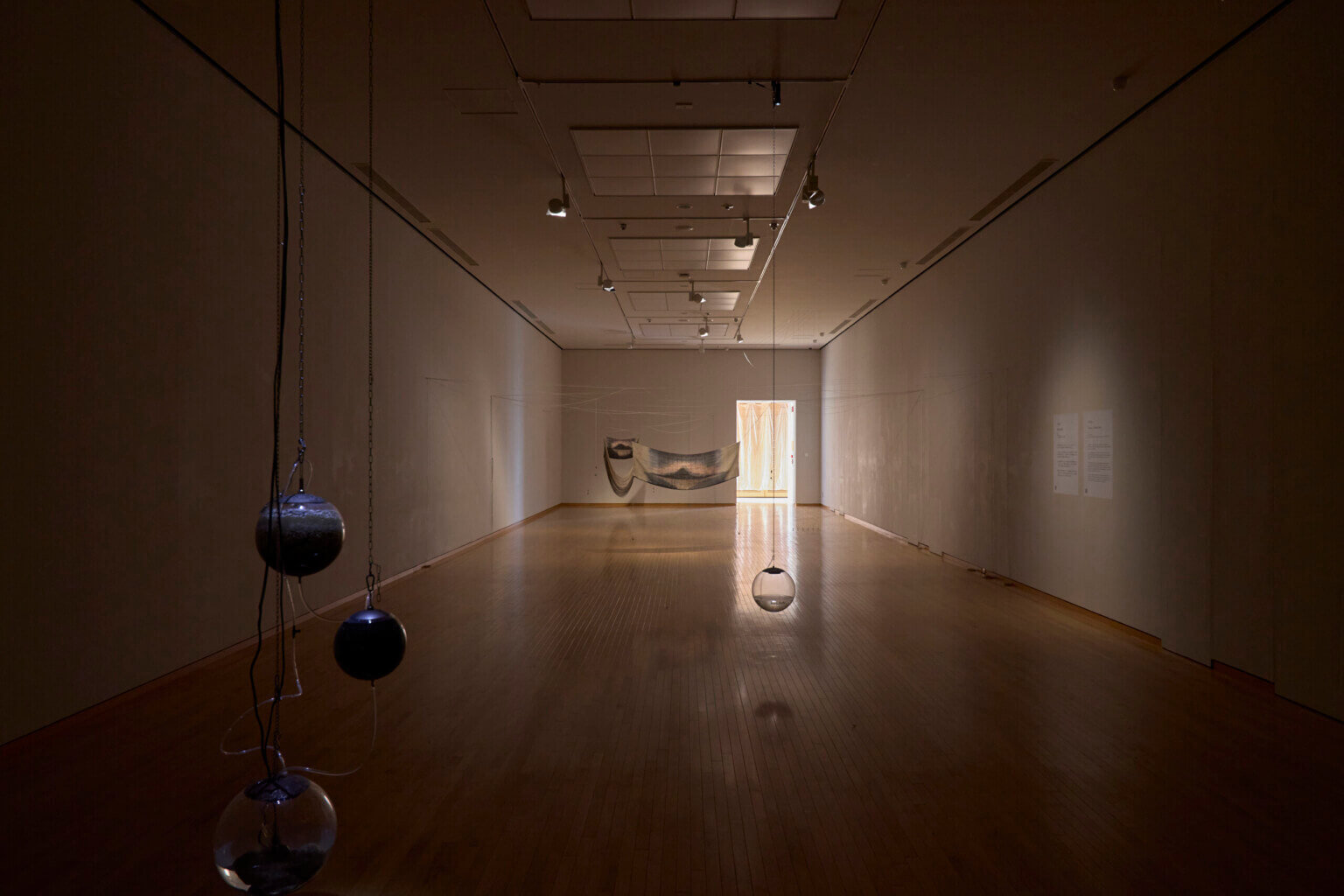 REVIEW｜水をふくんで吐き出さない——梅田哲也・呉夏枝「湿地」によせて