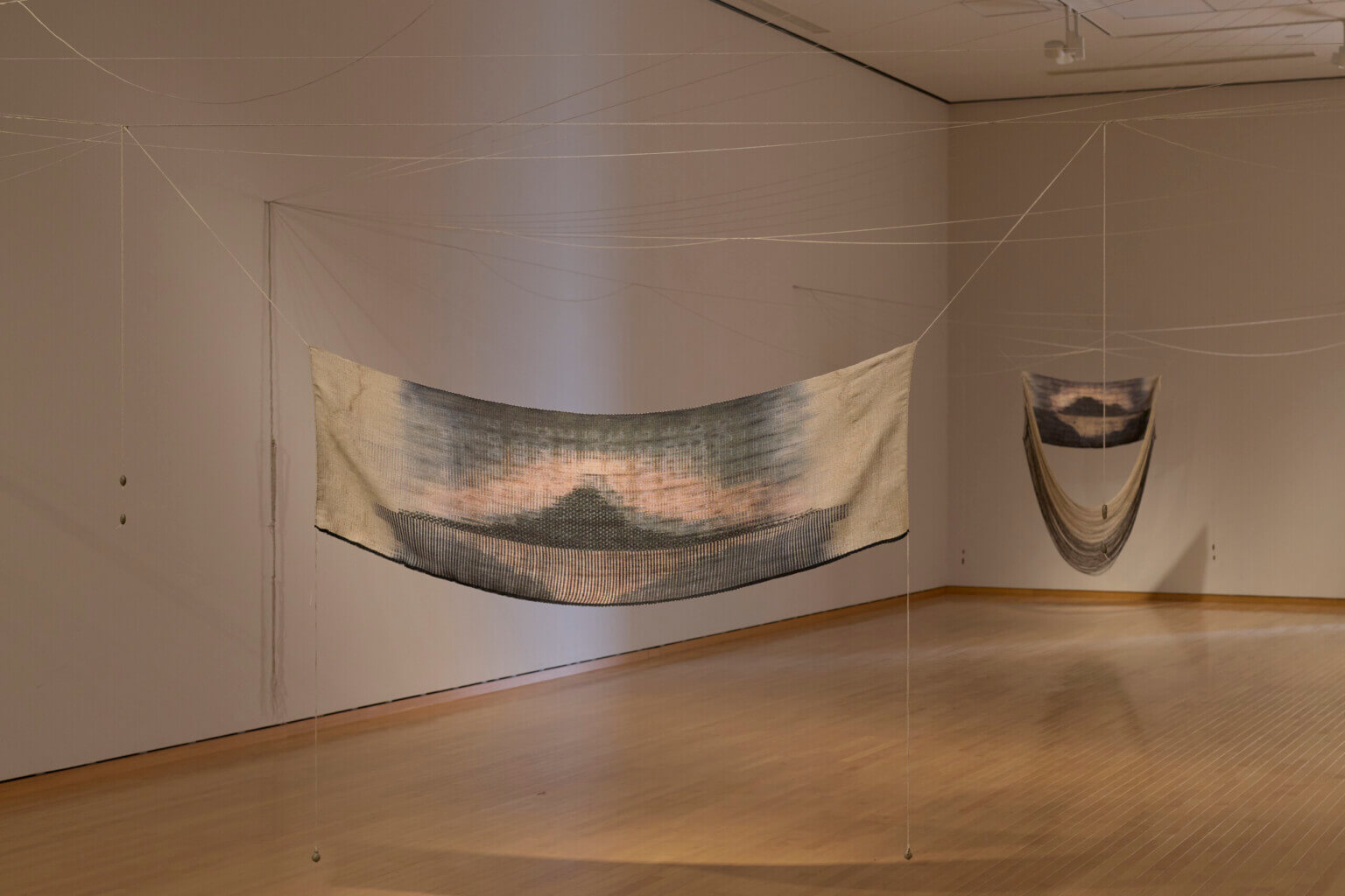 REVIEW｜水をふくんで吐き出さない——梅田哲也・呉夏枝「湿地」によせて