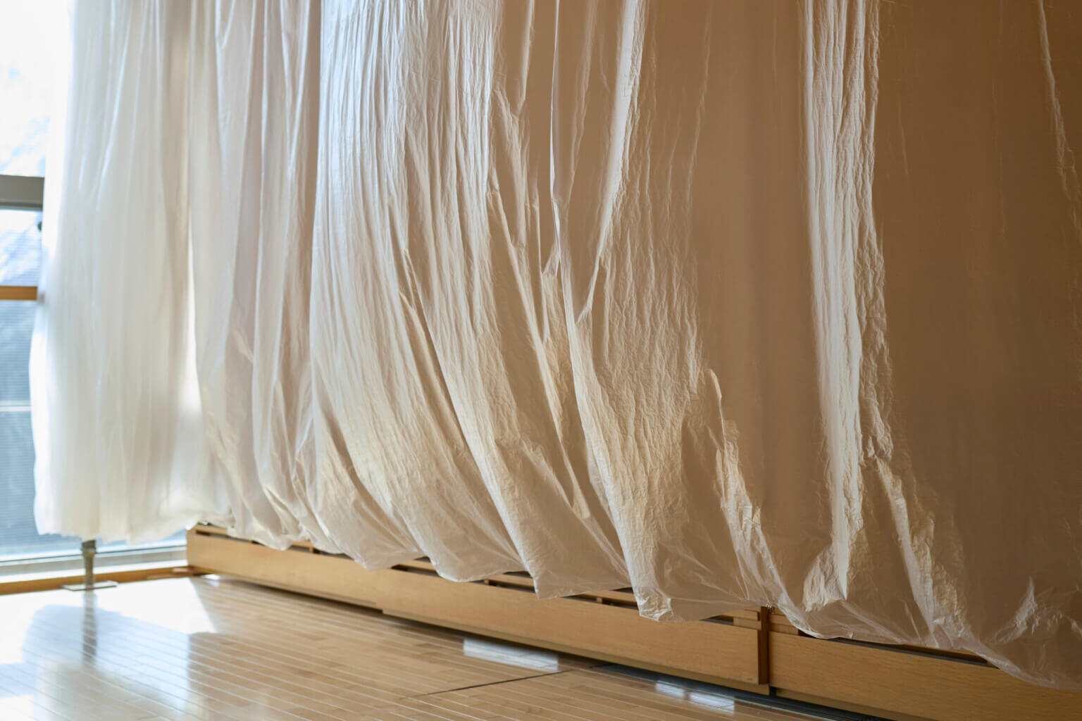 REVIEW｜水をふくんで吐き出さない——梅田哲也・呉夏枝「湿地」によせて