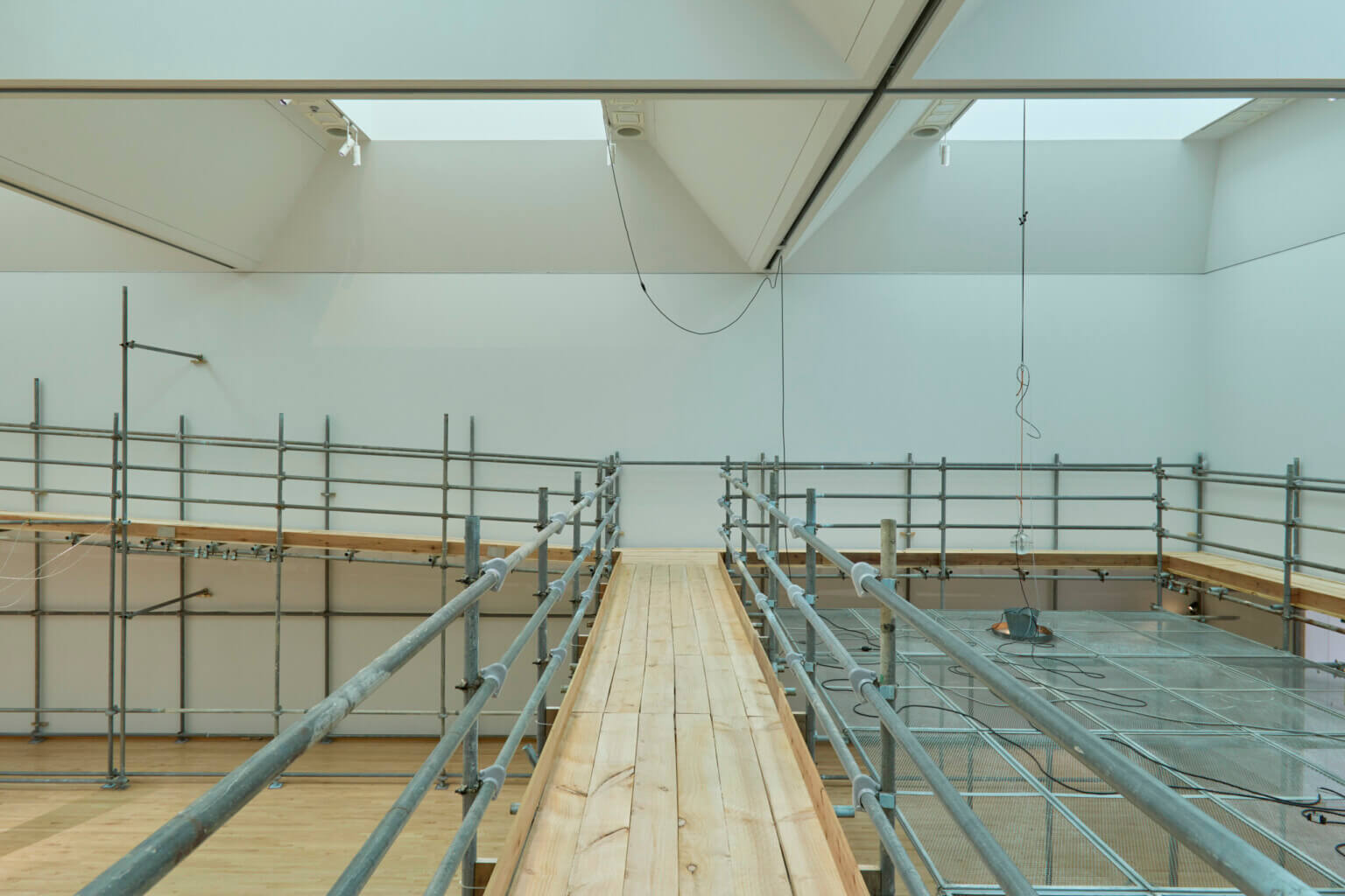 REVIEW｜水をふくんで吐き出さない——梅田哲也・呉夏枝「湿地」によせて