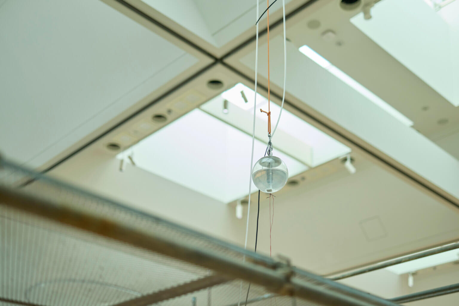 REVIEW｜水をふくんで吐き出さない——梅田哲也・呉夏枝「湿地」によせて