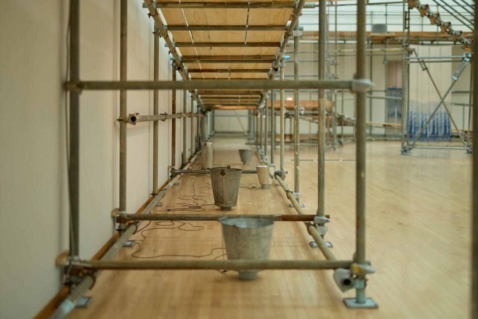 REVIEW｜水をふくんで吐き出さない——梅田哲也・呉夏枝「湿地」によせて