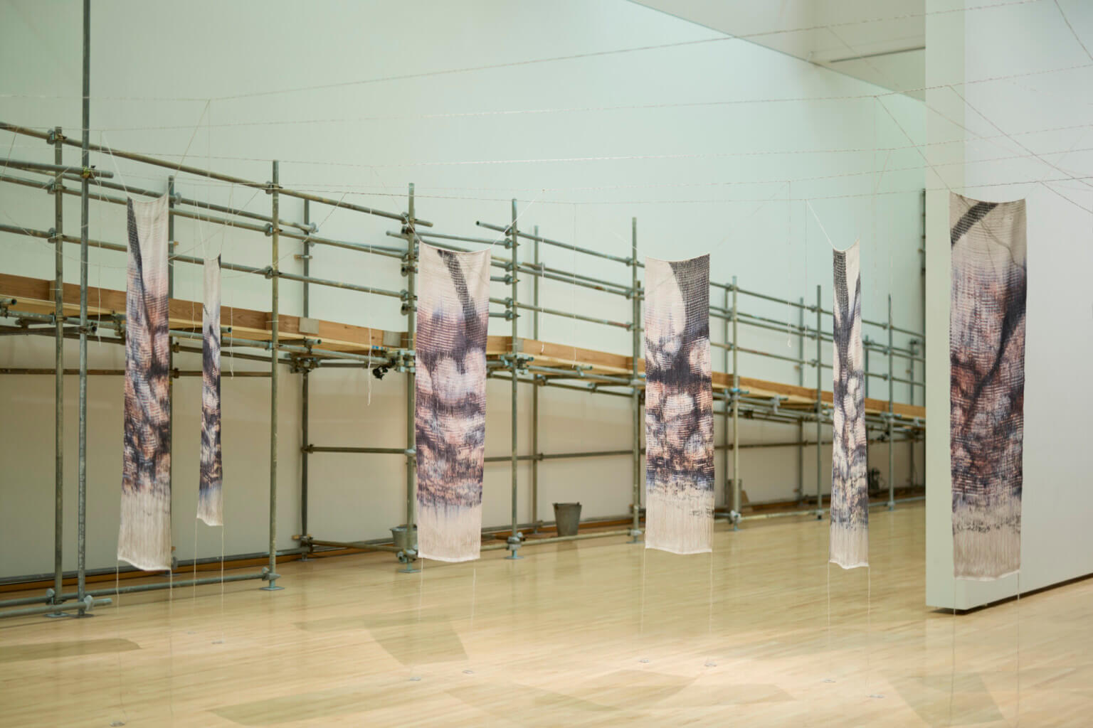 REVIEW｜水をふくんで吐き出さない——梅田哲也・呉夏枝「湿地」によせて