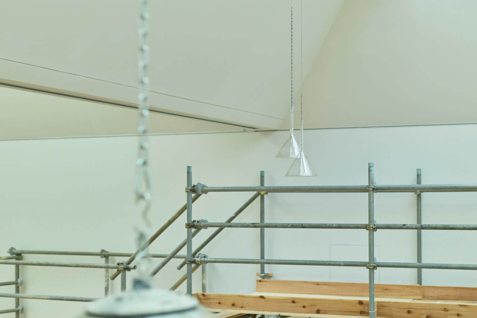 REVIEW｜水をふくんで吐き出さない——梅田哲也・呉夏枝「湿地」によせて