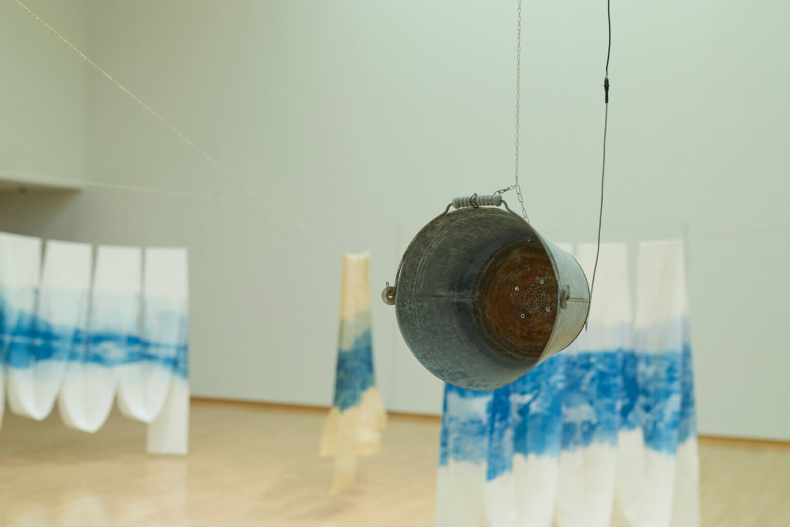 REVIEW｜水をふくんで吐き出さない——梅田哲也・呉夏枝「湿地」によせて