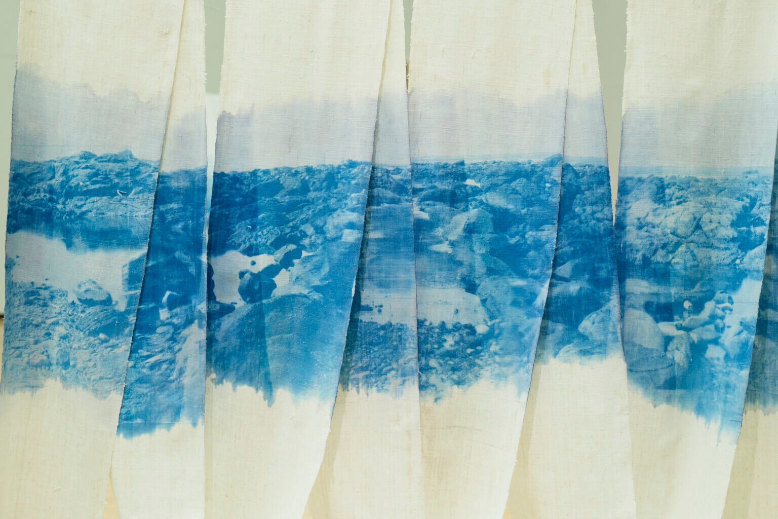 REVIEW｜水をふくんで吐き出さない——梅田哲也・呉夏枝「湿地」によせて