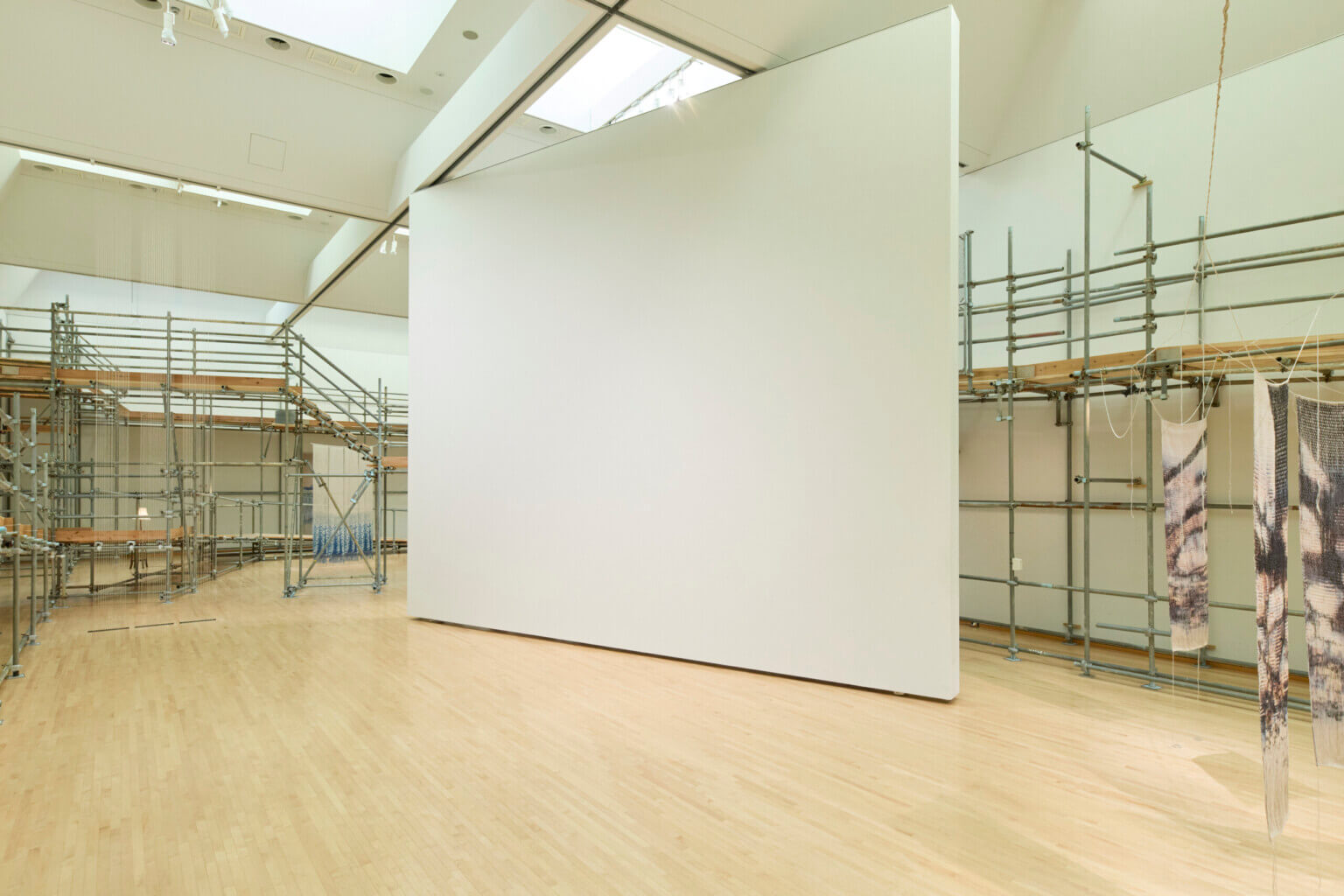 REVIEW｜水をふくんで吐き出さない——梅田哲也・呉夏枝「湿地」によせて