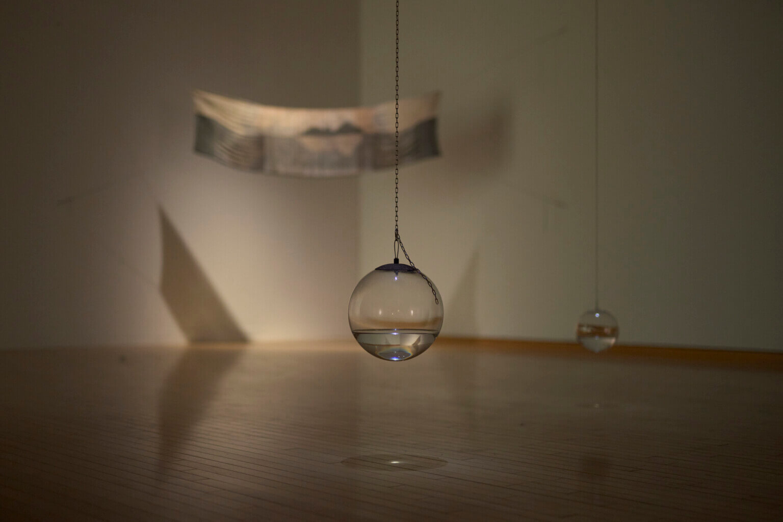 REVIEW｜水をふくんで吐き出さない——梅田哲也・呉夏枝「湿地」によせて