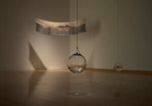 REVIEW｜水をふくんで吐き出さない——梅田哲也・呉夏枝「湿地」によせて