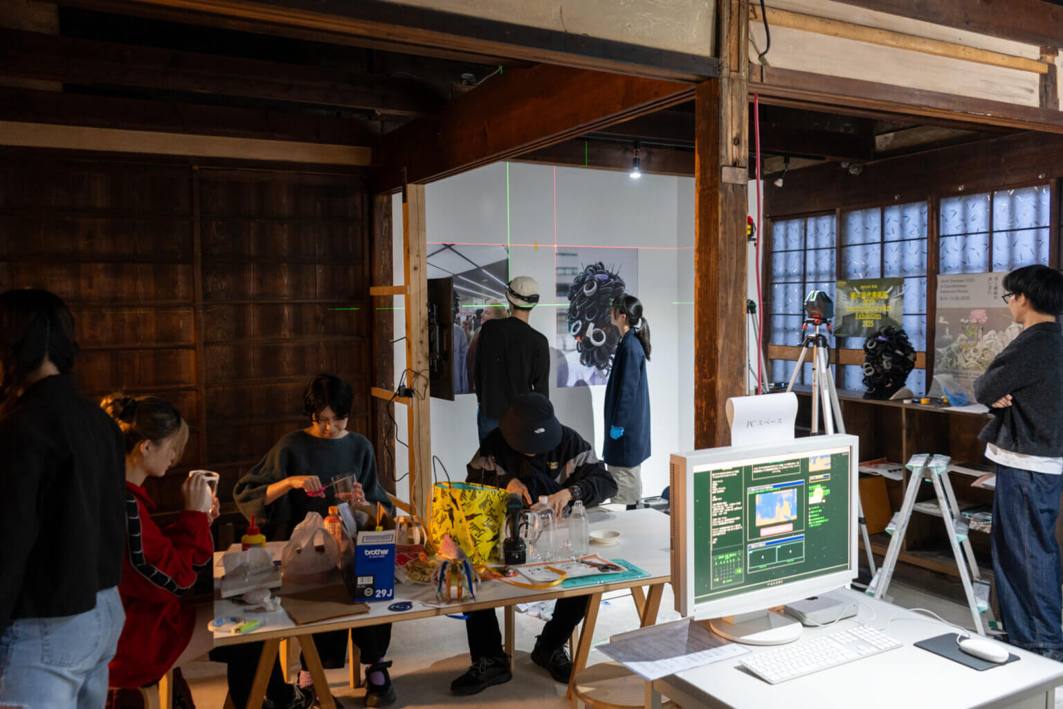 愛知県のアートスペース「Project Space hazi」主催の展覧会「各々が回れ」が、デラハジリにて4月2日より開催。