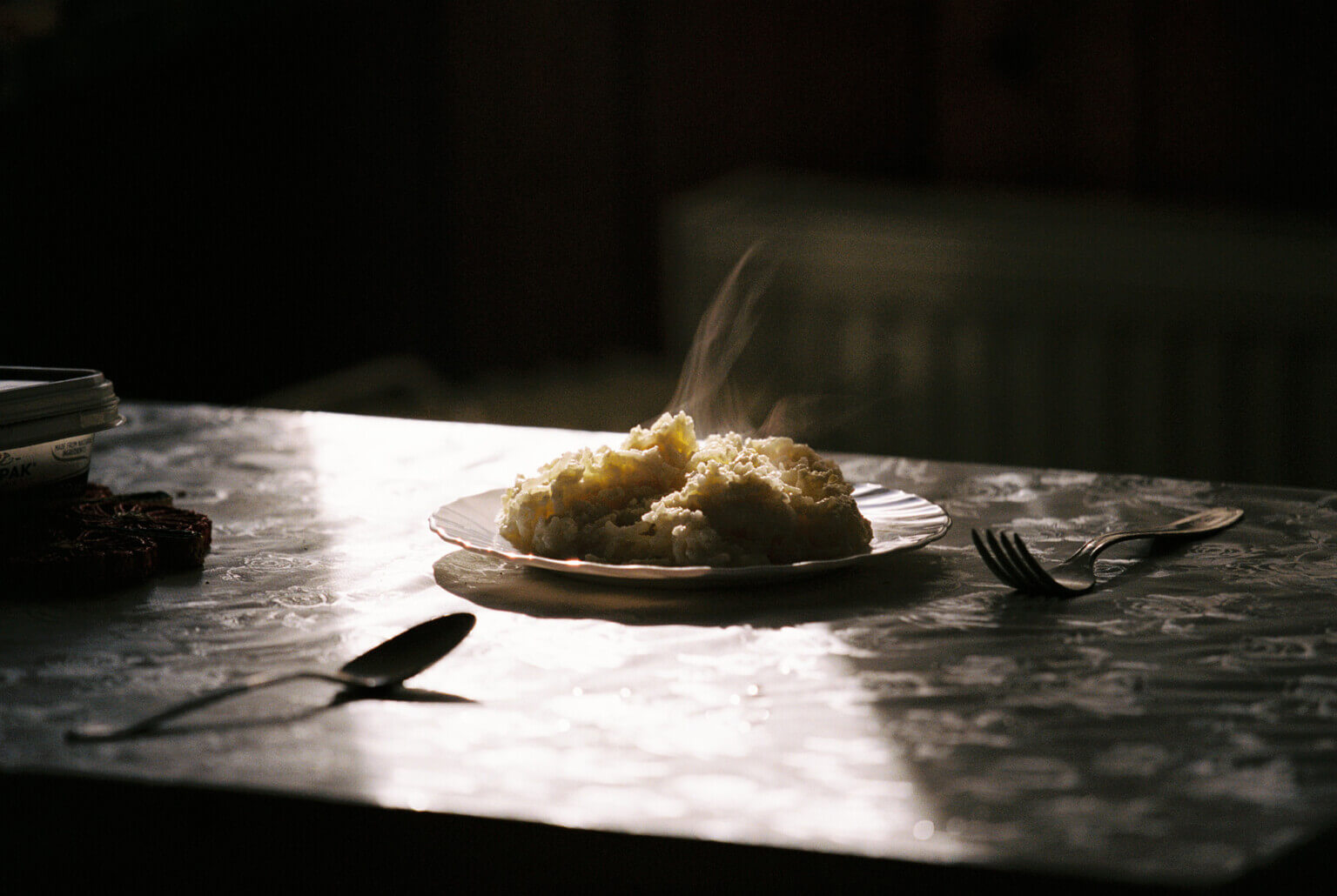 スクリプカリウ落合安奈の個展「ひ　か　り　の　う　つ　わ」、The Third Gallery Ayaにて4月4日より開催。1年にわたりルーマニアに滞在しフィルムで捉えた作品群を発表。