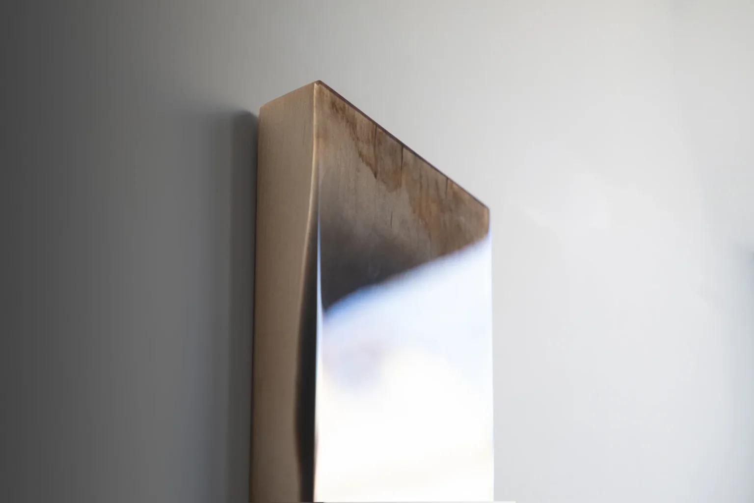 木材と樹脂を用い、彫刻を平面の中に閉じ込める独自の手法で制作する河原悠の個展「流転する実在」、JITSUZAISEIにて4月11日より開催。