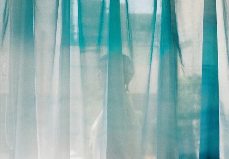 大阪出身のテキスタイル作家・清原遥による個展「発光」、sonatineにて5月2日から開催。「光」をキーワードに、染色の技術を用いて表現。