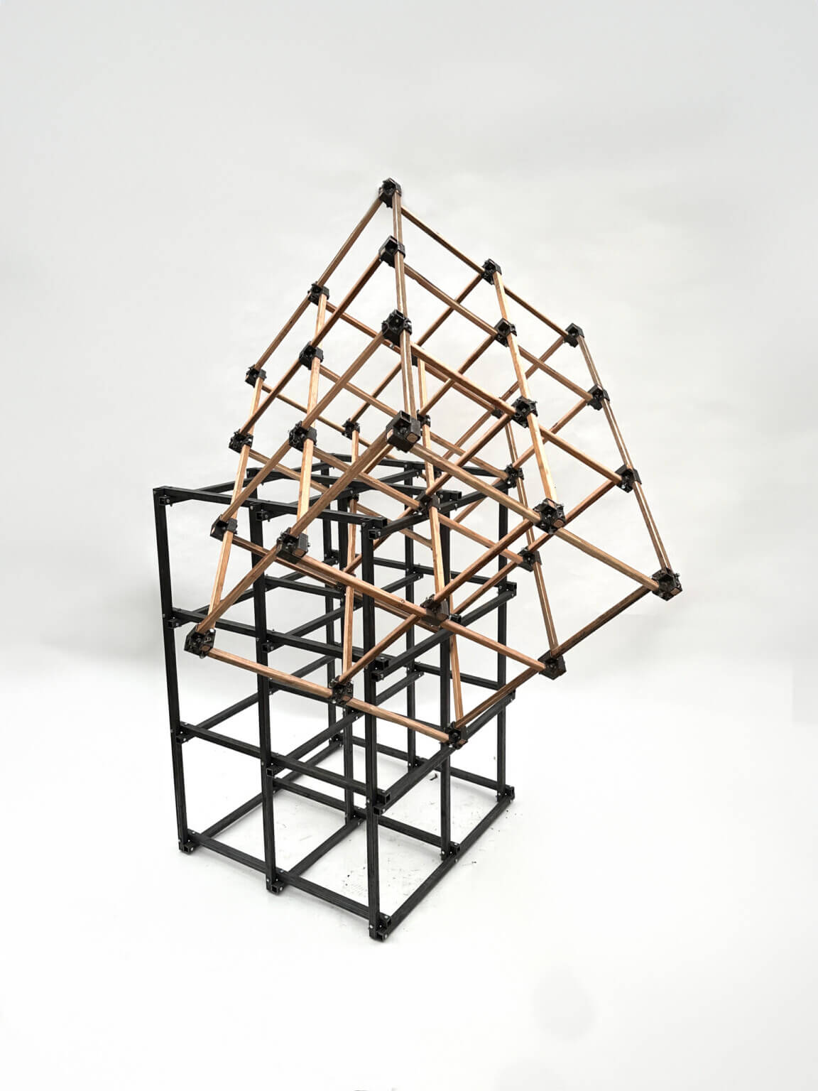オランダを拠点に活動するアーティスト、Art van Triestによる日本初個展「Against the Grid」、JITSUZAISEIにて5月30日より開催。日本で調達した素材を用い、滞在制作によって新作インスタレーションを発表。