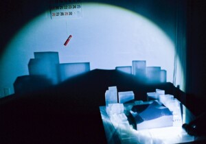 REVIEW｜レパートリーの再演──梅田哲也『空洞』をめぐって