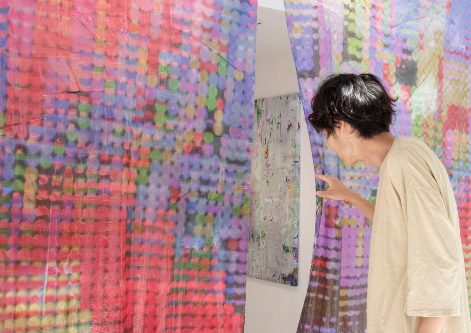 写真というメディアを問い直すような作品を制作するKoichiro Kojimaの個展「麻酔風景」、JITSUZAISEIにて10月10日より開催。「Screen」という言葉の両義性を出発点とする新作を展示。