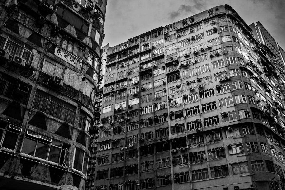 田中久貴による写真展「大廈 The Buildings, Mansions」、ギャラリー・ソラリスにて10月13日より開催。香港の高層ビル群とそこに住む人々をモノクロで写した作品群。